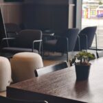 Een stijlvolle maatwerk eettafel in een modern interieur met comfortabele stoelen en decoratieve woonaccessoires.