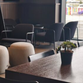 Een stijlvolle maatwerk eettafel in een modern interieur met comfortabele stoelen en decoratieve woonaccessoires.