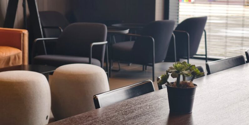 Een stijlvolle maatwerk eettafel in een modern interieur met comfortabele stoelen en decoratieve woonaccessoires.