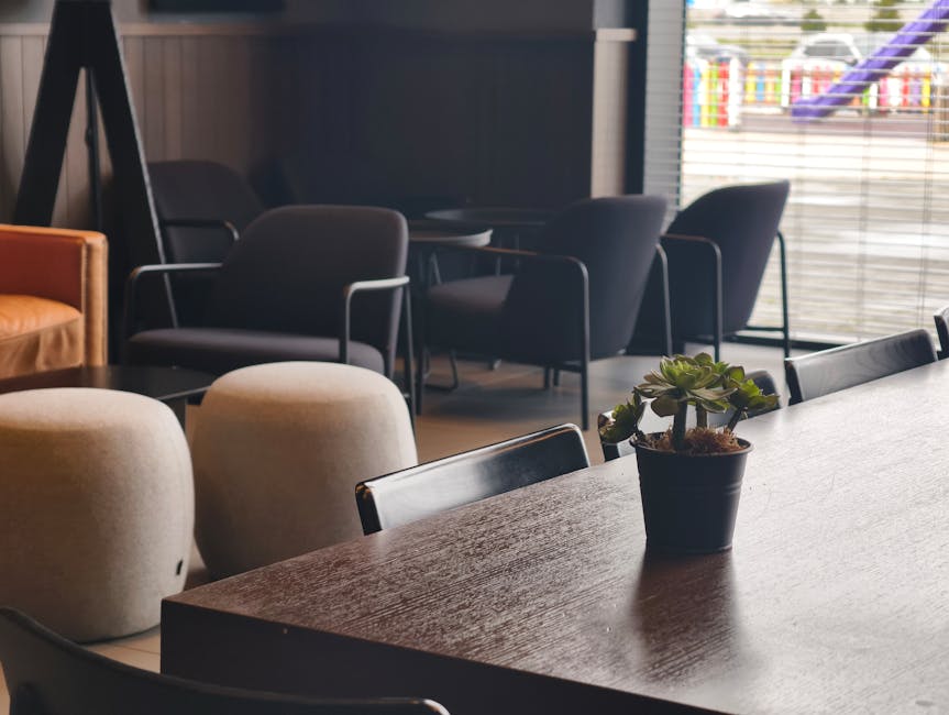 Een stijlvolle maatwerk eettafel in een modern interieur met comfortabele stoelen en decoratieve woonaccessoires.