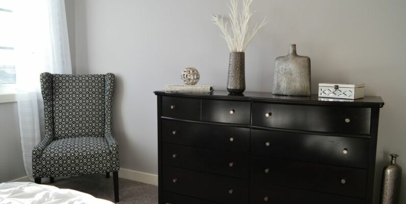 Stijlvol dressoir in een moderne slaapkamer met opbergruimte.