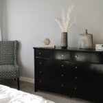 Een stijlvol dressoir in een moderne slaapkamer, perfect voor extra opbergruimte en een opgeruimde uitstraling.