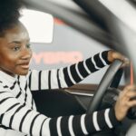 Een rijschool in Budel met instructeur en leerling in een auto tijdens een rijles.