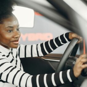Een rijschool in Budel met instructeur en leerling in een auto tijdens een rijles.