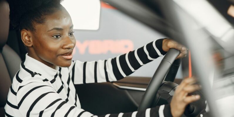 Een rijschool in Budel met instructeur en leerling in een auto tijdens een rijles.