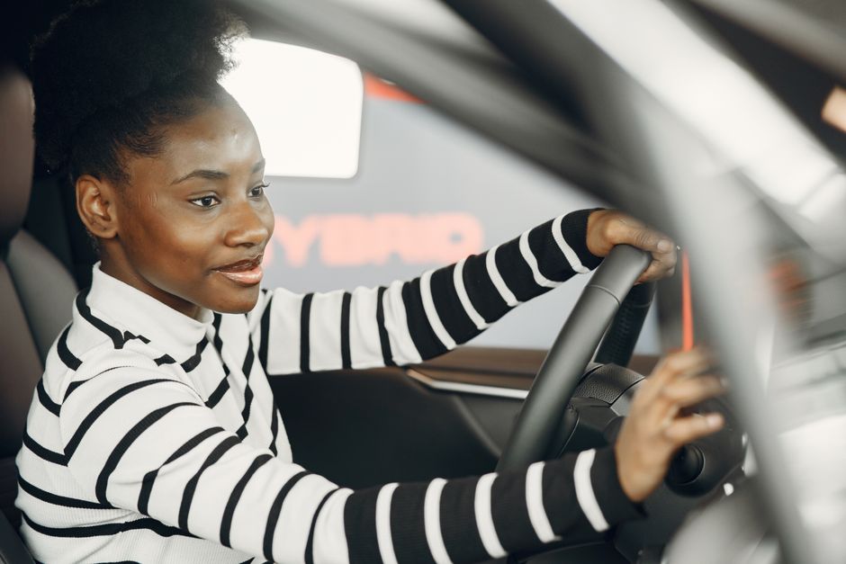 Een rijschool in Budel met instructeur en leerling in een auto tijdens een rijles.