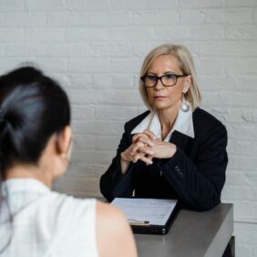 Een jobcoach begeleidt werkzoekenden in Helmond bij hun zoektocht naar een passende baan en biedt ondersteuning tijdens het sollicitatieproces.