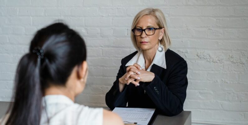 Een jobcoach begeleidt werkzoekenden in Helmond bij hun zoektocht naar een passende baan en biedt ondersteuning tijdens het sollicitatieproces.
