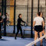Een selectie van verschillende padelrackets in een padelshop, ideaal voor spelers van alle niveaus.