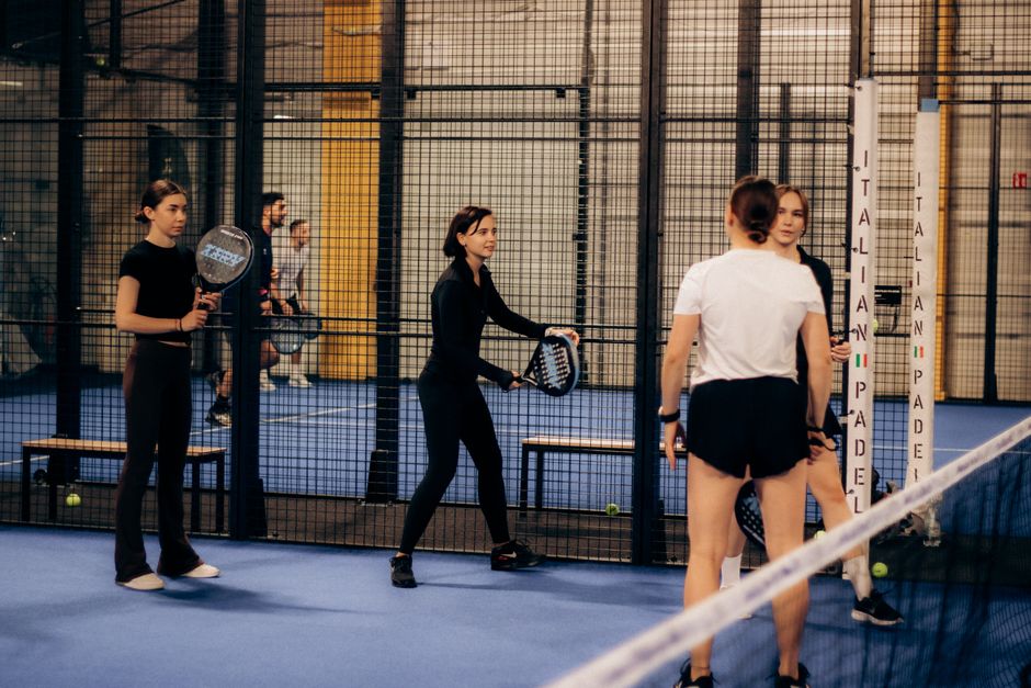 Een selectie van verschillende padelrackets in een padelshop, ideaal voor spelers van alle niveaus.