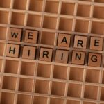 Een recruiter die een vacature plaatst op een jobboard met aandacht voor employer branding.