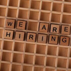 Een recruiter die een vacature plaatst op een jobboard met aandacht voor employer branding.