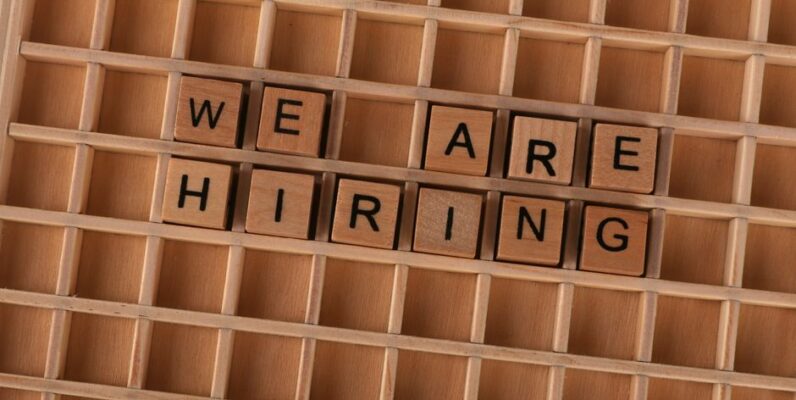 Een recruiter die een vacature plaatst op een jobboard met aandacht voor employer branding.