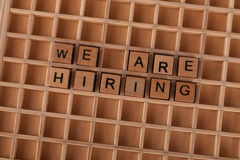 Een recruiter die een vacature plaatst op een jobboard met aandacht voor employer branding.